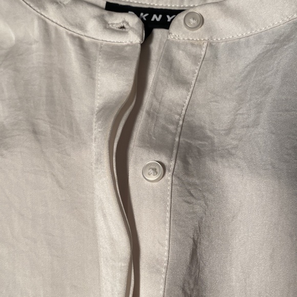 DKNY beautiful fresh blouse. Off white. A classic piece specially to travel with - Picture 9 of 9